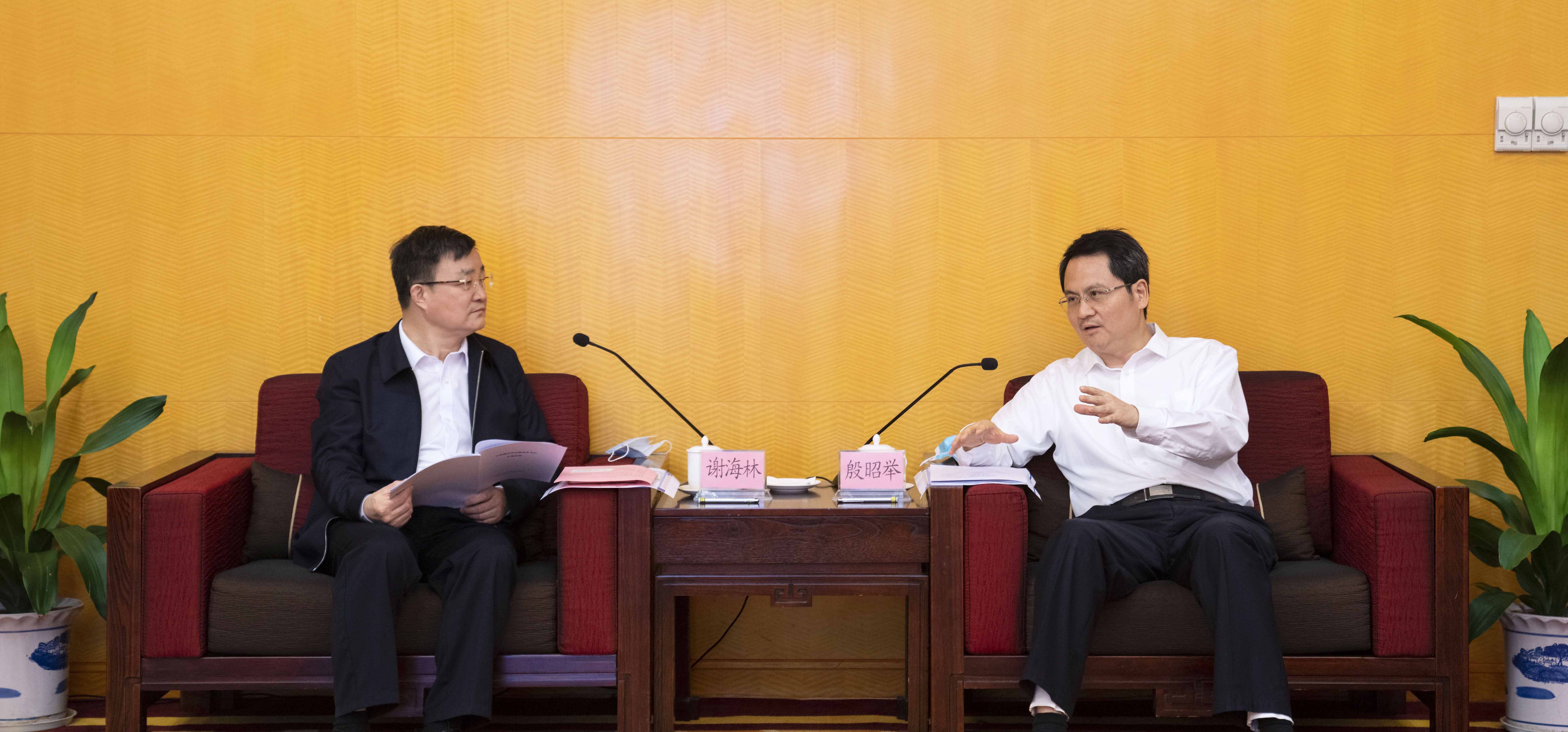 謝海林與清遠(yuǎn)市委書(shū)記殷昭舉會(huì)談